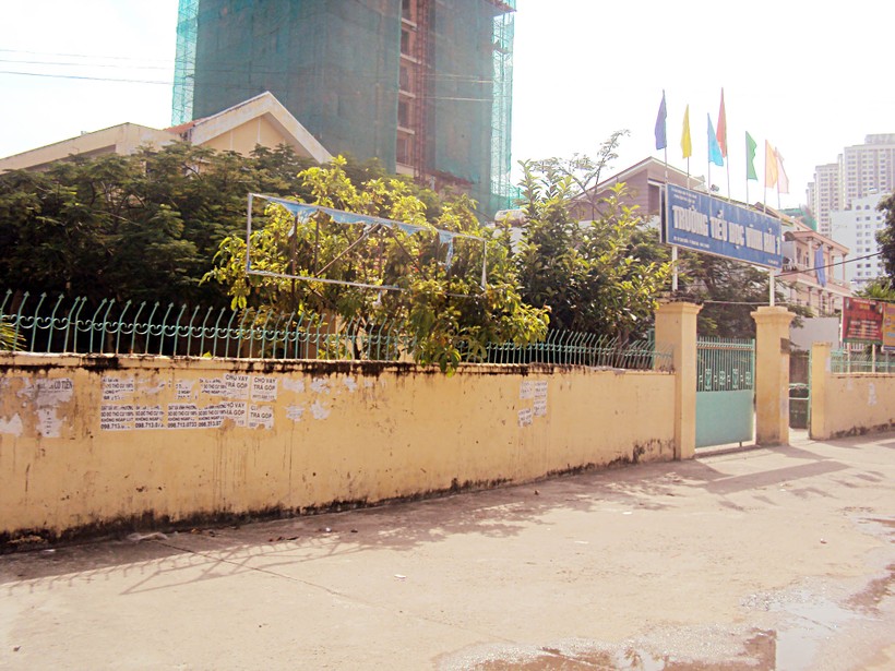 Bức tường của Trường Tiểu học Vĩnh Hải 1 trên đường Sao Biển thành nơi dán quảng cáo