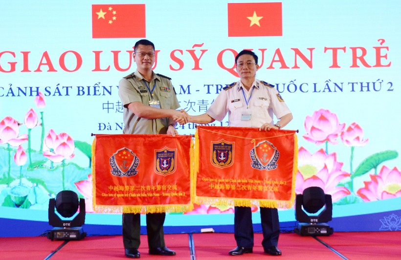 Đại diện sĩ quan trẻ hai nước trao cờ lưu niệm tại chương trình giao lưu