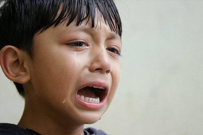 Trẻ khóc, cha mẹ nói gì để con im lặng nhưng không tổn thương?