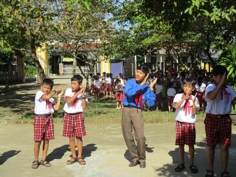 Thầy Trần Kiêm Ngẫu cùng các em học sinh trong giờ sinh hoạt Đội