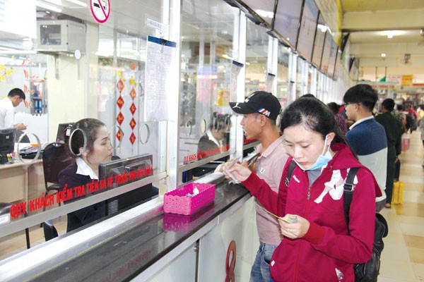 Hành kháchmua vé xetại bến xe Miền Đông - Ảnh: Phan Tư