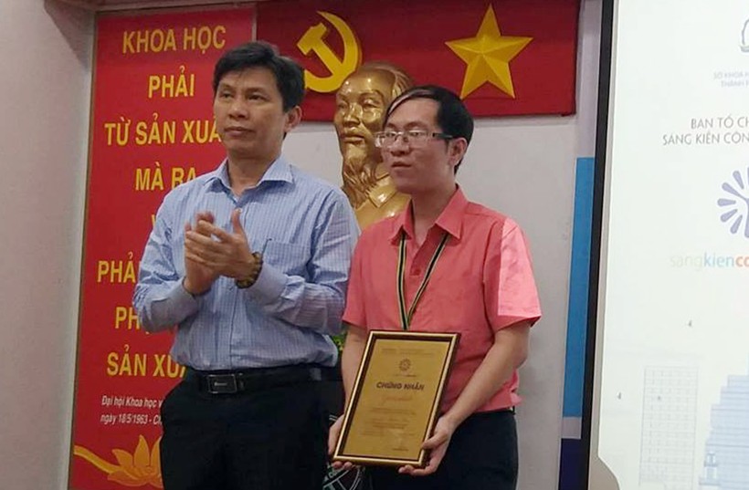 Ông Nguyễn Việt Dũng, Giám đốc Sở Khoa học và Công nghệ TPHCM, trao giải Nhất cho thầy Lê Thiên Phúc
