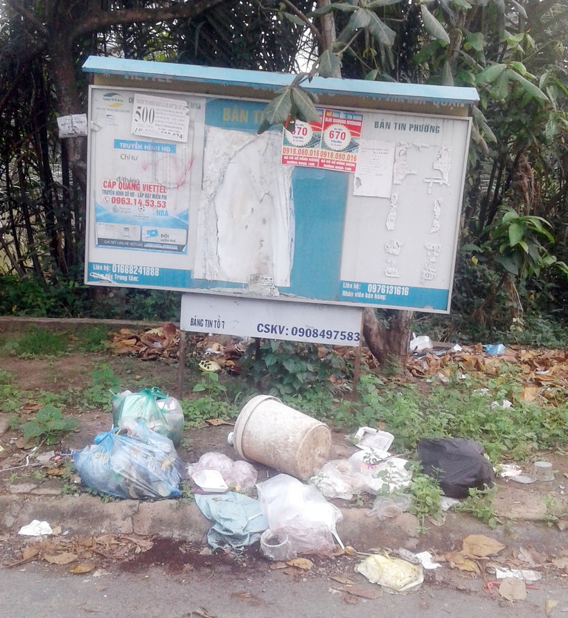 Bảng tin tổ dân phố xiêu vẹo sau bãi rác tự phát (ảnh chụp ngày 25/12)