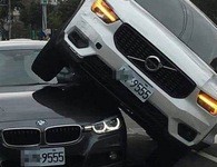 Nghi chồng chở nhân tình, vợ lái SUV Volvo lao thẳng lên nóc xe BMW của chồng