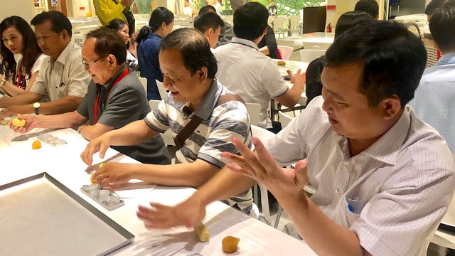 Các hiệu trưởng ở TP.HCM đi Đài Loan học làm bánh dứa về dạy học trò 