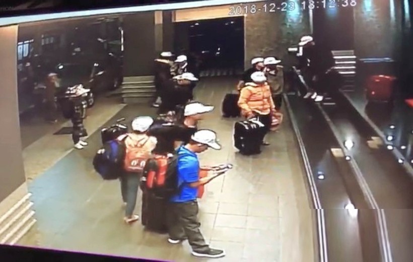 Hình ảnh nghi là nhóm khách du lịch Việt Nam chụp từ camera an ninh của một khách sạn tại Cao Hùng (Đài Loan).