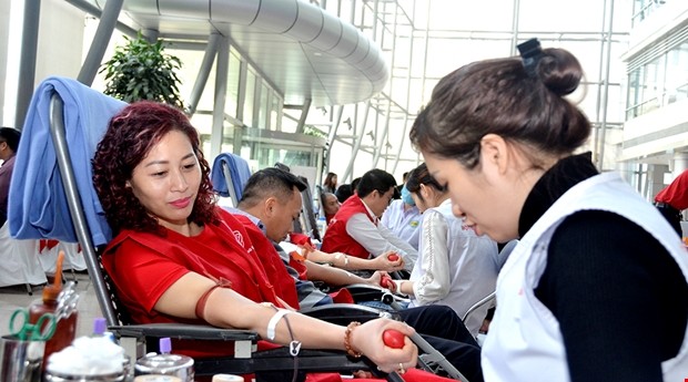 Người dân tích cực tham gia trong ngày hội hiến máu