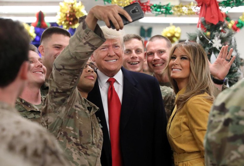 Ông Trump và phu nhân chụp ảnh cùng các nhân viên quân sự ở căn cứ không quân Al Asad (Iraq) ngày 26/12/2018