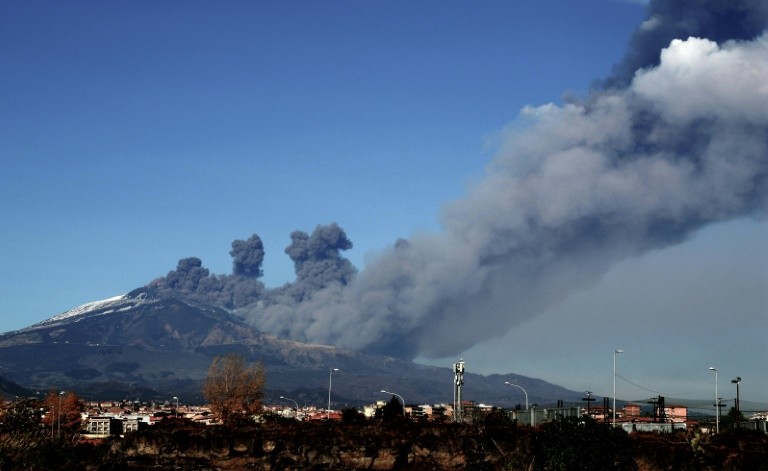Cột khói do núi lửa Etna tạo ra