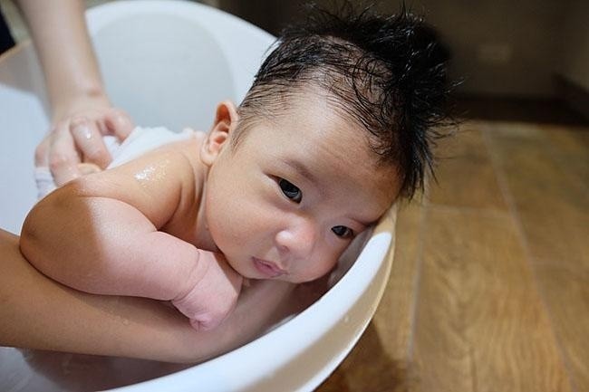 Bé gái tử vong khi đang tắm: 5 sai lầm cần tránh khi tắm cho trẻ mùa đông