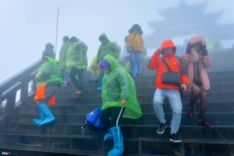 Hàng nghìn người lên đỉnh Fansipan dưới mưa rét -4 độ C