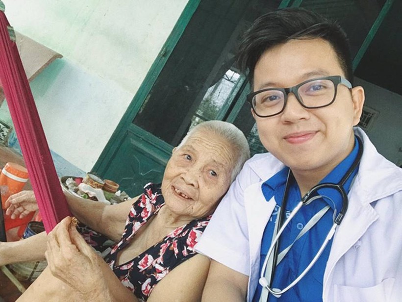 Đi khám bệnh, bà ngoại “ủ mưu” mai mối cháu gái 27 tuổi cho chàng bác sĩ độc thân