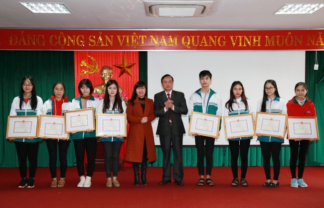 Ông Đinh Quý Nhân, Giám đốc Sở GD&ĐT tỉnh Quảng Bình trao giấy khen và phần thưởng cho các em học sinh tham dự kỳ thi chọn học sinh giỏi Quốc gia năm học 2017-2018.