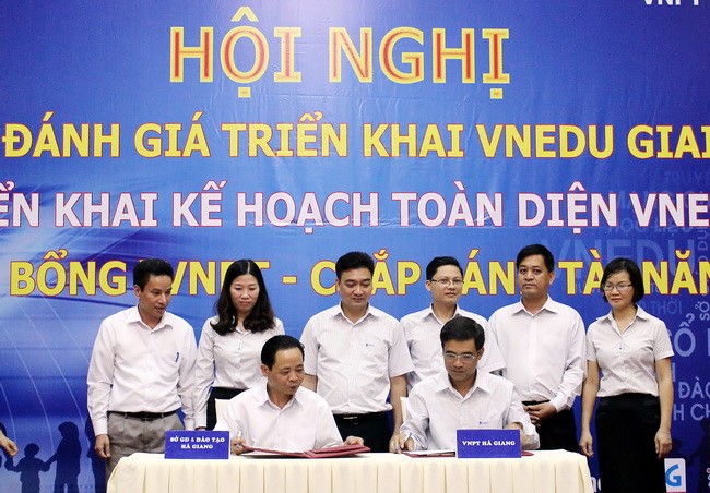 Ông Vũ Văn Sử - Giám đốc Sở GD&ĐT kí kết triển khai kế hoạch toàn diện VnEdu với VNPT Hà Giang