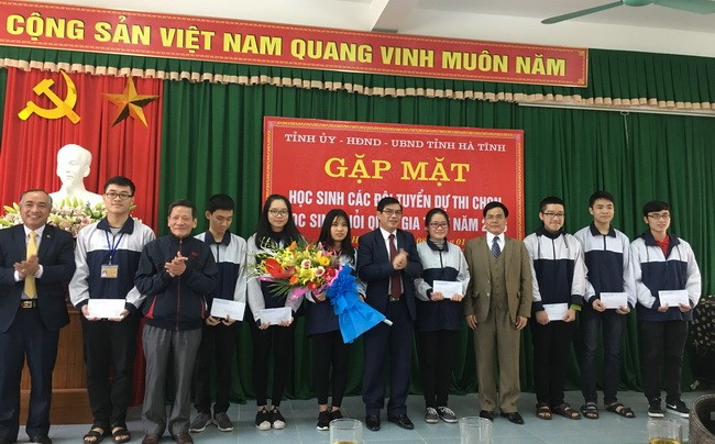 Phó Chủ tịch UBND tỉnh Đặng Quốc Vinh cùng lãnh đạo Sở GD&ĐT, Hội Khuyến học tặng hoa chúc mừng các học sinh.