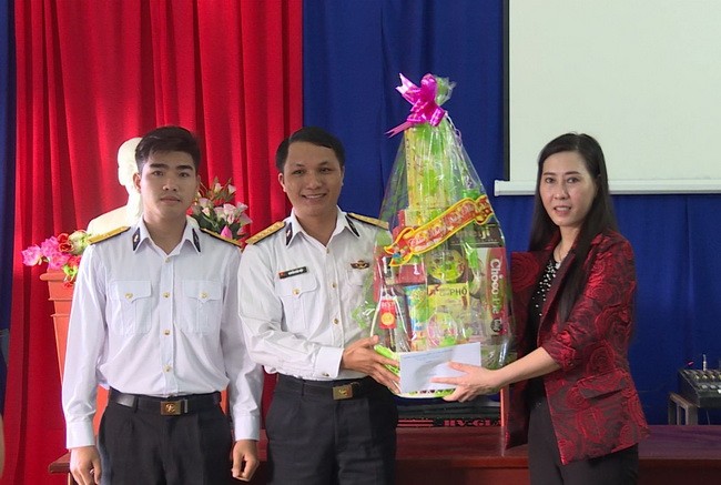 Ủy viên dự khuyết TW Đảng – Chủ tịch HĐND tỉnh Bùi Thị Quỳnh Vân, thăm tặng quà các đơn vị LLVT đóng quân trên đảo Lý Sơn
