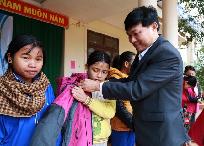 Ông Hồ Sỹ Khoa trực tiếp mang áo cho học sinh trường THCS A Túc (Hướng Hóa, Quảng Trị).