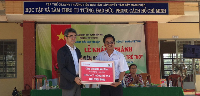 Ông Kiwamu Kayano - Phó Tổng Giám đốc Công ty Honda Việt Nam trao tặng thư viện cho các em học sinh tại Long An