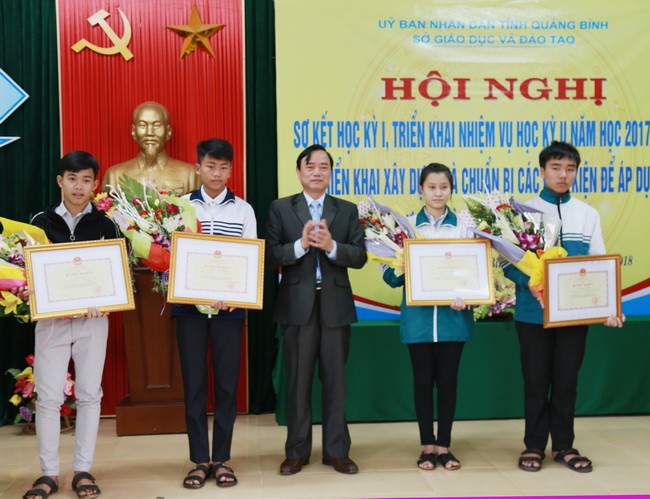 Thừa ủy quyền của Bộ trưởng Bộ GD&ĐT, ông Đinh Quý Nhân, giám đốc Sở GD&ĐT tỉnh Quảng Bình đã trao bằng khen của Bộ trưởng Bộ GD&ĐT cho các học sinh có thành tích xuất sắc của tỉnh Quảng Bình.