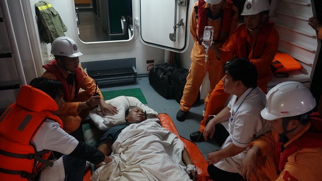 Thuyền viên người Philipin được tàu SAR274 cùng ê kíp bác sỹ của Trung tâm cấp cứu y tế thành phố Đà Nẵng cấp cứu và đưa vào bờ điều trị.