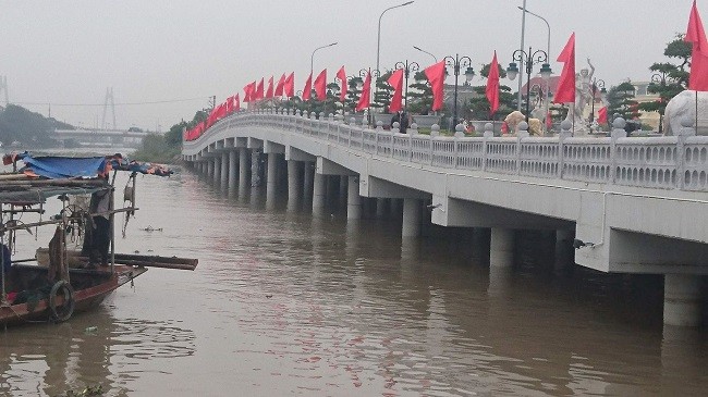 Hải Phòng: Cầu vượt sông 80 tỉ đồng bị tàu đâm hư hỏng nặng