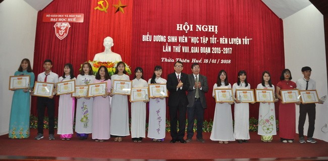 PGS.TS Nguyễn Quang Linh – Giám đốc ĐH Huế khen thưởng và biểu dương các sinh viên nhận danh hiệu “sinh viên học tập tốt, rèn luyện tốt” 