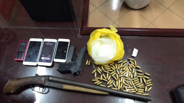 CSGT bắt nhóm thanh niên mang theo 2 khẩu súng, 100 viên đạn cùng ma túy trên xe ô tô, ảnh: công an cung cấp