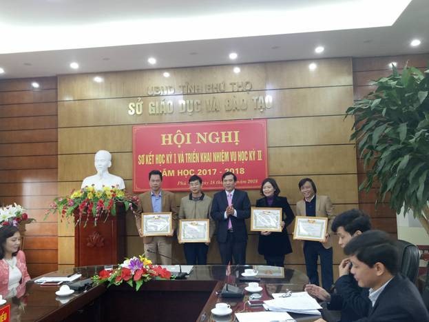 Giám đốc Sở GD&ĐT Nguyễn Minh Tường trao Giấy khen cho các tập thể và cá nhân