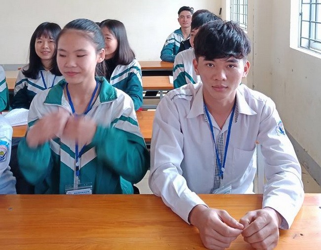  Em Nguyễn Xuân Đạt học sinh lớp 12H (áo trắng).