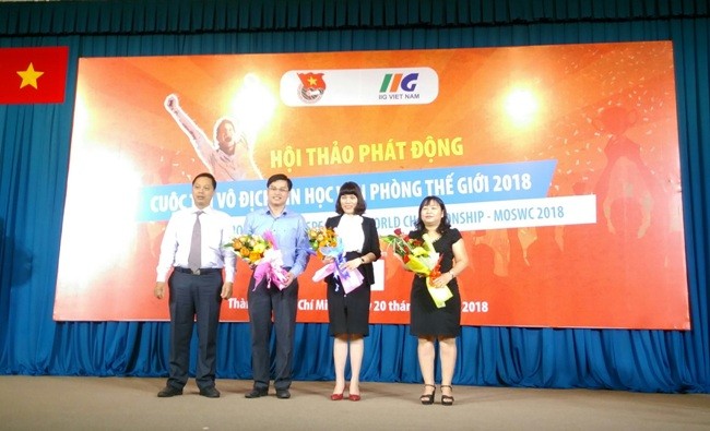  TS Lê Trung Đạo- Phó HT, Trường ĐH Tài chính – Marketing TPHCM tặng hoa cho Ban tổ chức.