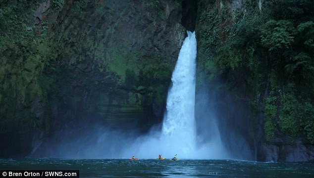 Lao xuồng xuống thác nước cao 40m để lập kỷ lục 