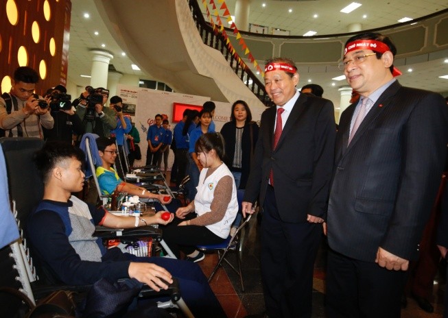 Phó Thủ tướng Trương Hòa Bình động viên người hiến máu tình nguyện tại ngày hội


