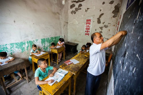 Cụt ngón tay, thầy giáo Trung Quốc vẫn cả đời cầm phấn
