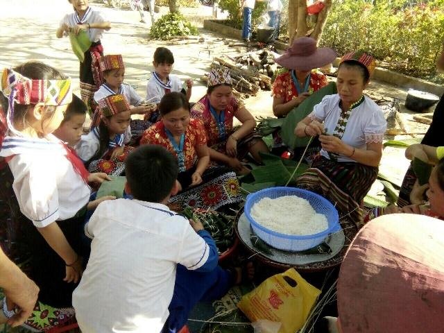 Cuộc thi gói bánh sừng trâu trong chương trình “Ngày tết quê em” tại trường Tiểu học Yên Na 1