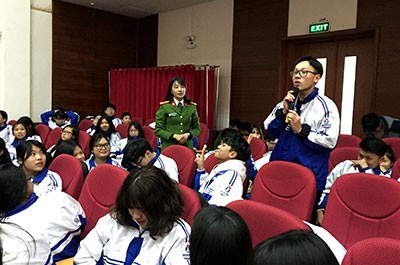 Các em học sinh Trường THPT Chuyên Lê Quý Đôn tham gia trả lời các câu hỏi liên quan đến bạo lực học đường.