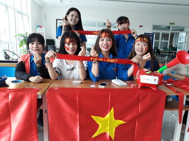  Các bạn trẻ sinh viên hào hứng đón chờ trận đấu chung kết U23 Châu Á giữa đội tuyển Việt Nam và Uzbekistan.