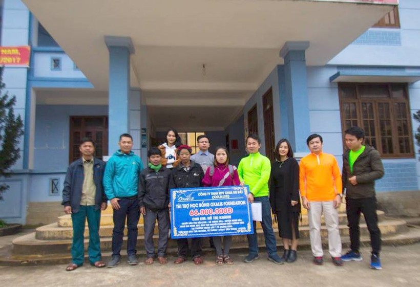 Đại diện công ty TNHH MTV Chua Me Đất cùng chính quyền địa phương trao số tiền hỗ trợ cho học sinh Hồ Thị Khánh.