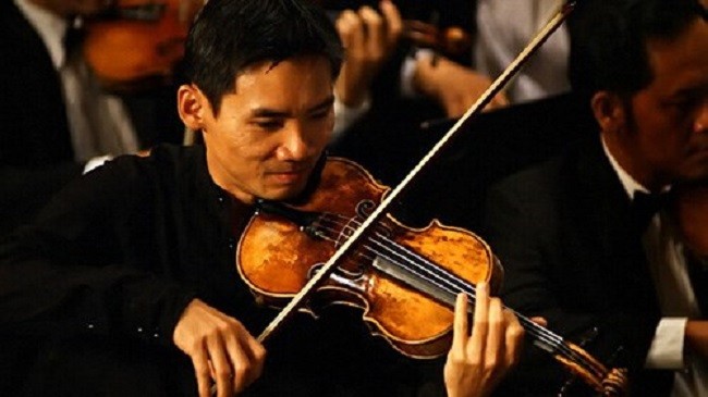 Nghệ sĩ violon tài năng Nguyễn Hữu Nguyên biểu diễn tại Hà Nội
