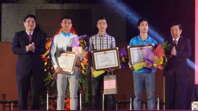 Các cầu thủ Công Phượng, Văn Đức, Xuân Mạnh nhận khen thưởng của tỉnh Nghệ An