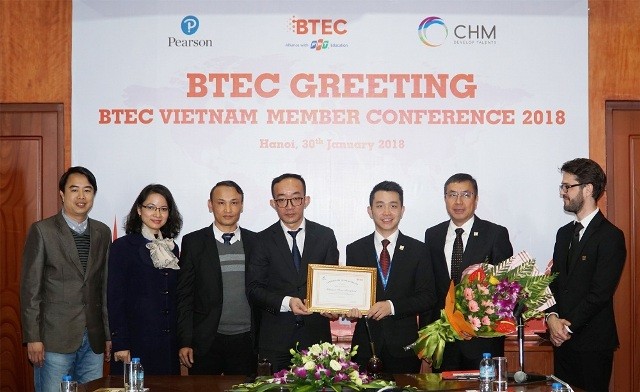 Ông Lê Tuấn Dũng – Chủ tịch Tổ chức giáo dục BTEC Việt Nam trao bằng chứng nhận thành viên cho ông Vũ Tất Đạt – Tổng Giám đốc trường Quốc tế CHM.