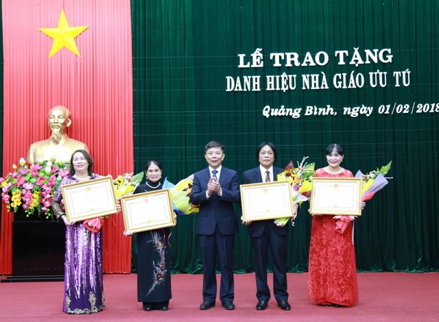Ông Nguyễn Hữu Hoài, chủ tịch UBND tỉnh Quảng Bình trao tặng danh hiệu nhà giáo ưu tú cho 4 nhà giáo ưu tú năm học 2016-2017