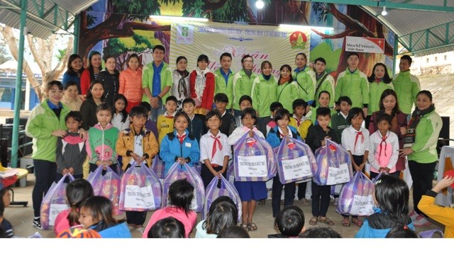 Dịp này, Trường TH-THCS Đức Trí trao tặng 120 suất quà, với trị giá mỗi suất 200 ngàn đồng cho học sinh vùng cao biên giới huyện Nam Giang.