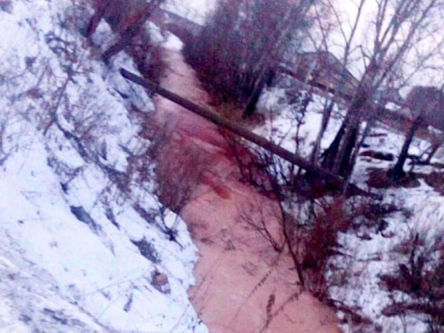 Dòng sông đột nhiên đỏ như máu