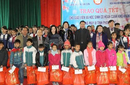 Các đại biểu trao tặng 100 suất quà cho giáo viên và học sinh trên địa bàn huyện Tân Sơn