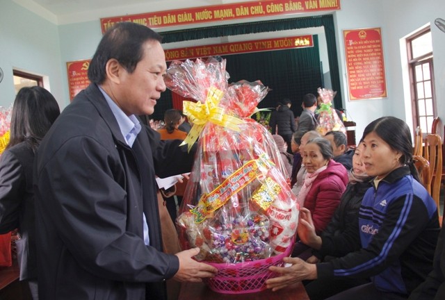 Bộ trưởng Trương Minh Tuấn đã tận tay trao những món quà ý nghĩa cho người dân Quảng Bình.