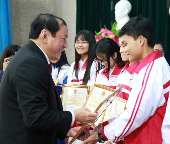 Ông Nguyễn Văn Hùng, Bí thư Tỉnh ủy tỉnh Quảng Trị trao bằng khen cho học sinh đạt giải cao trong kỳ thi học sinh giỏi Quốc gia năm 2018.

