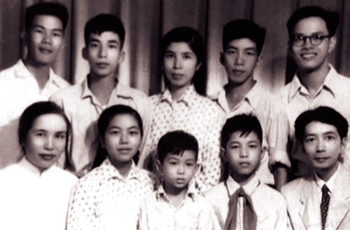 Gia đình nhà văn Vũ Ngọc Phan -  năm 1958 
(Hàng trước: Bà Hằng Phương, ba người con và Nhà văn Vũ Ngọc Phan; 
Hàng sau: Bốn người con và con rể, người đeo kính, chồng bà Giáng Hương) 
