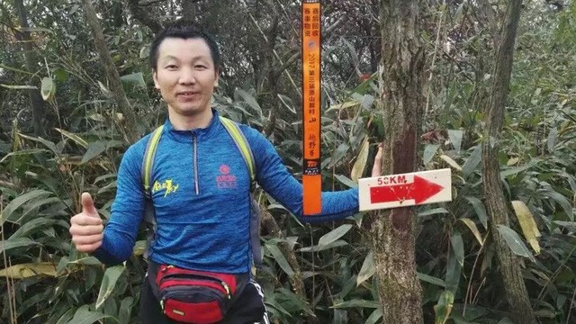 Người đàn ông chạy bộ 211 km về quê ăn tết