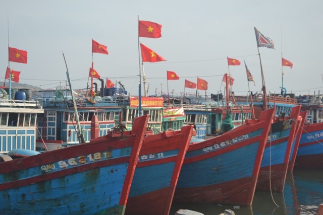 Các chủ tàu cá của ngư dân Lý Sơn tiến hành nghi lễ cúng mở của biển đầu năm mới.