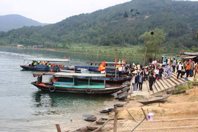 Bến thuyền lên chùa Hương Tích